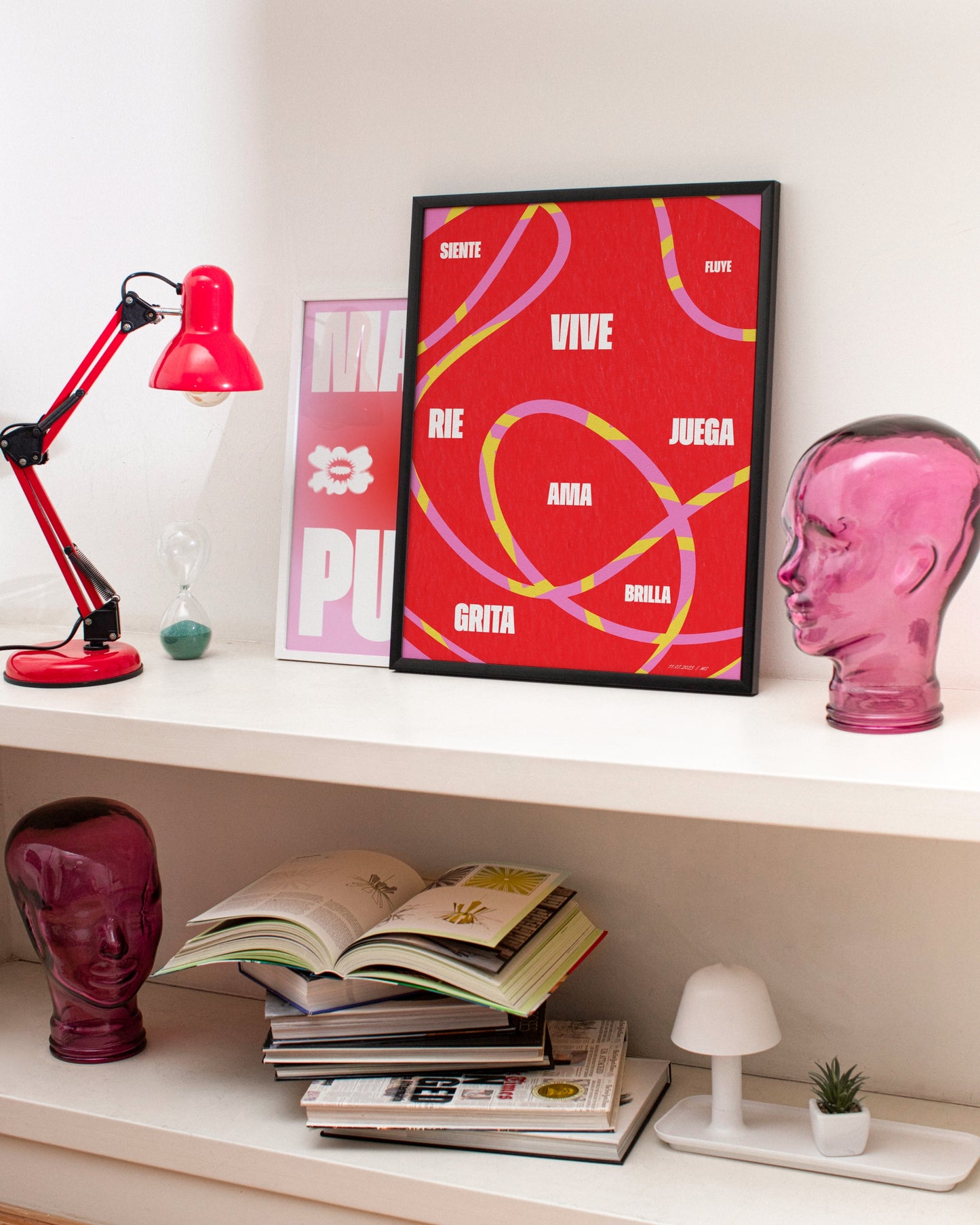 Estante decorado con tonos rosas y rojos. Ilustraciones por Maqua Studio